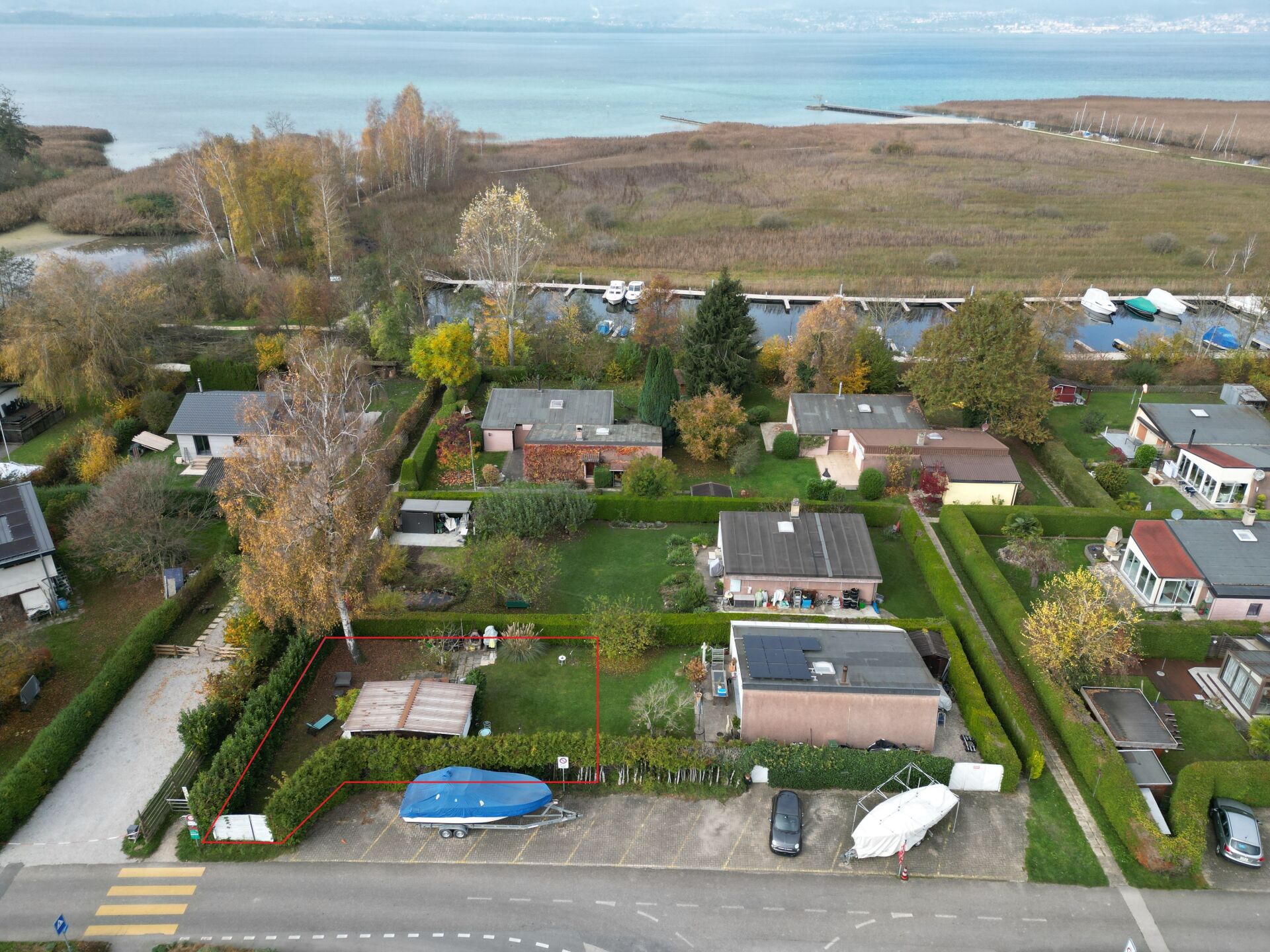 Landparzelle mit Mobilehome am Südufer des Neuenburgersees