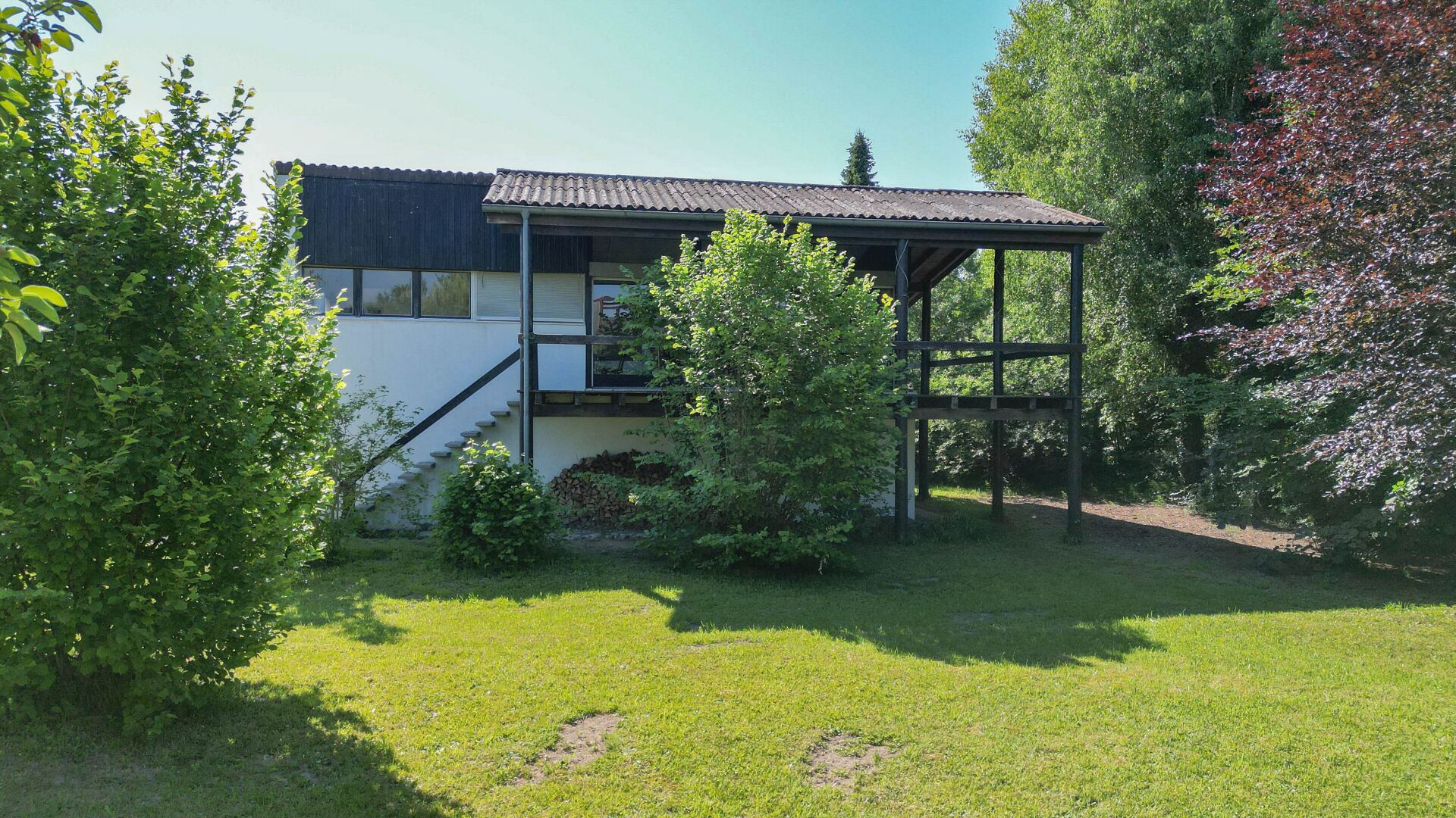 Realsieren Sie Ihre Träume am Neuenburgersee – Sanierungsbedürftiges Sommerhaus mit viel Umschwung