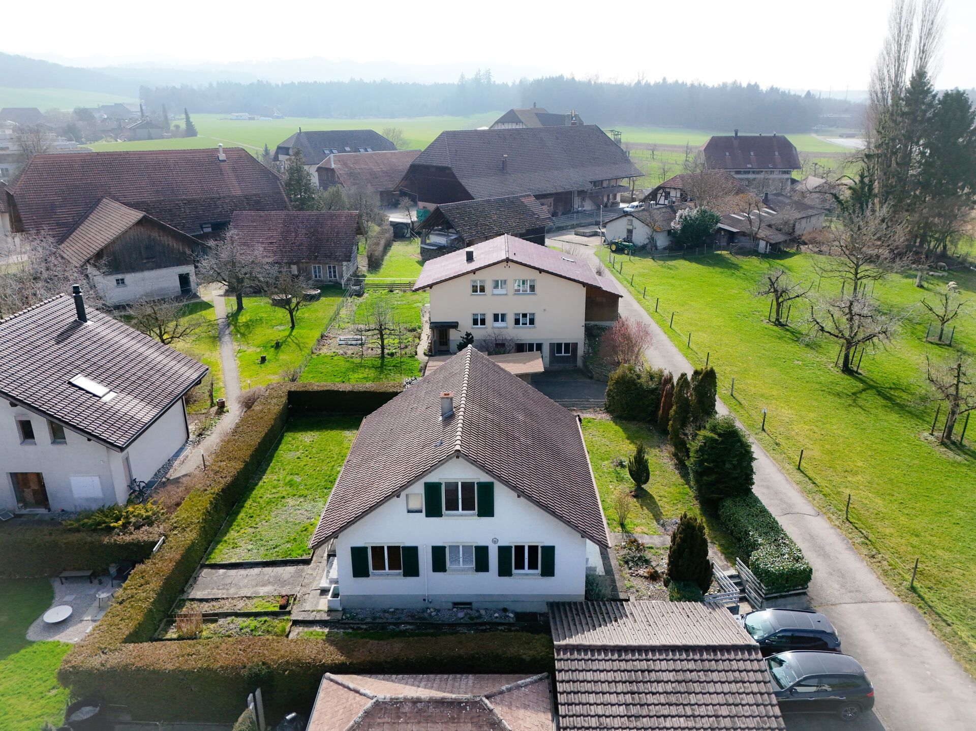 Sanierungsbedürftiges, freistehendes Einfamilienhaus mit grosszügigem Garten, angrenzend an Landwirtschaftszone